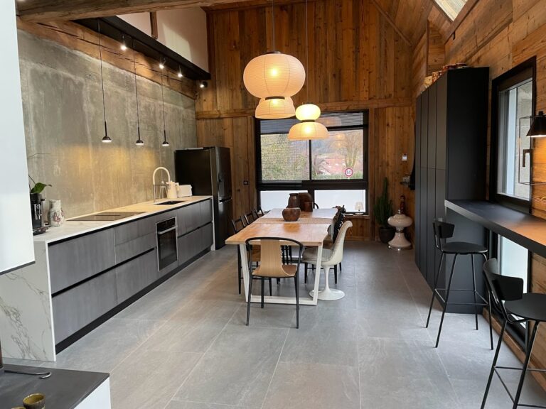 Rénovation de Cuisine chalet à Annecy par AtoutRenov-annecy.fr