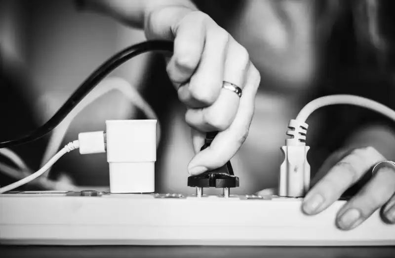 astuce aménagement intérieur cacher les fils et prises